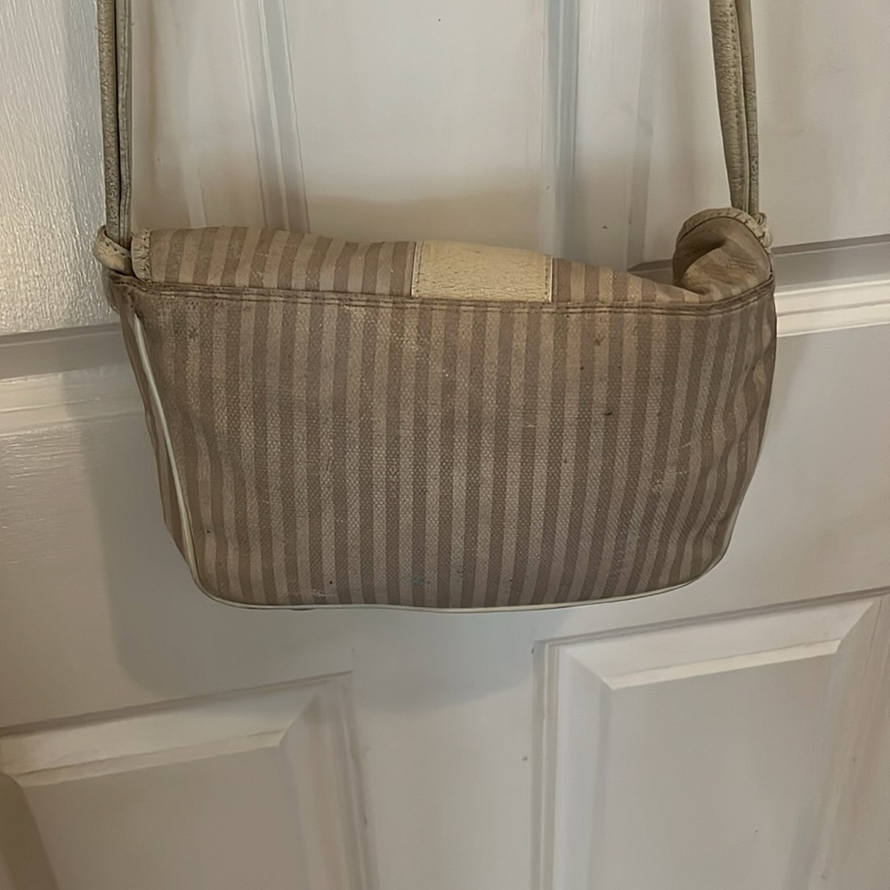 FENDI ivory striped crossbody bag perfect inside with zip pocket snap closure - Picture 2 of 13